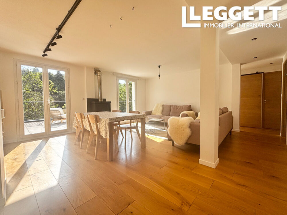 Spacieux et lumineux appartement F4 76m2 A VENDRE dans le centre de St Gervais. Terrasse 35m2