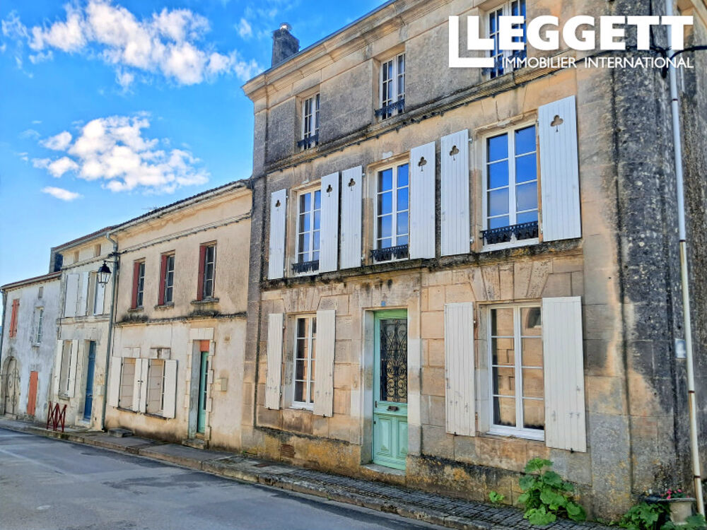 Deux maisons mitoyennes, avec dépendances, un jardin indépendant, centre du village avec boulangerie