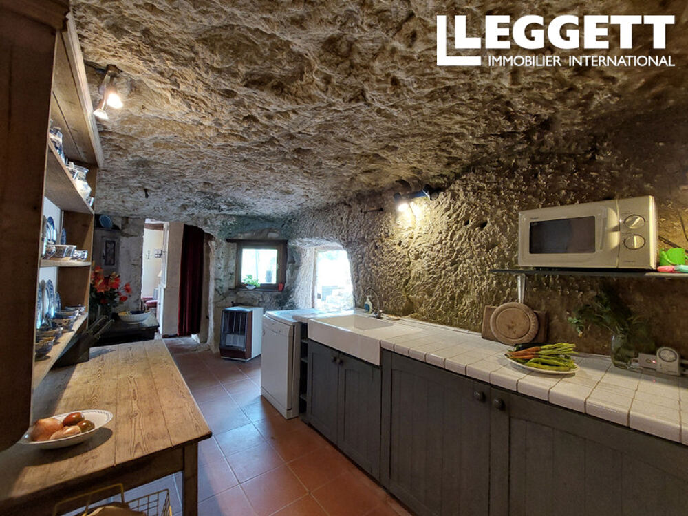 Magnifique propriété avec chambres troglodytes, située dans un village paisible, avec jardins et bois.
