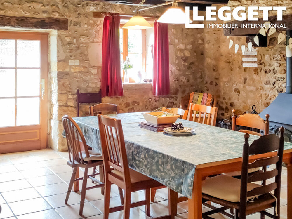 Maison individuelle offrant trois chambres , petit dépendance et jardin dans un endroit calme