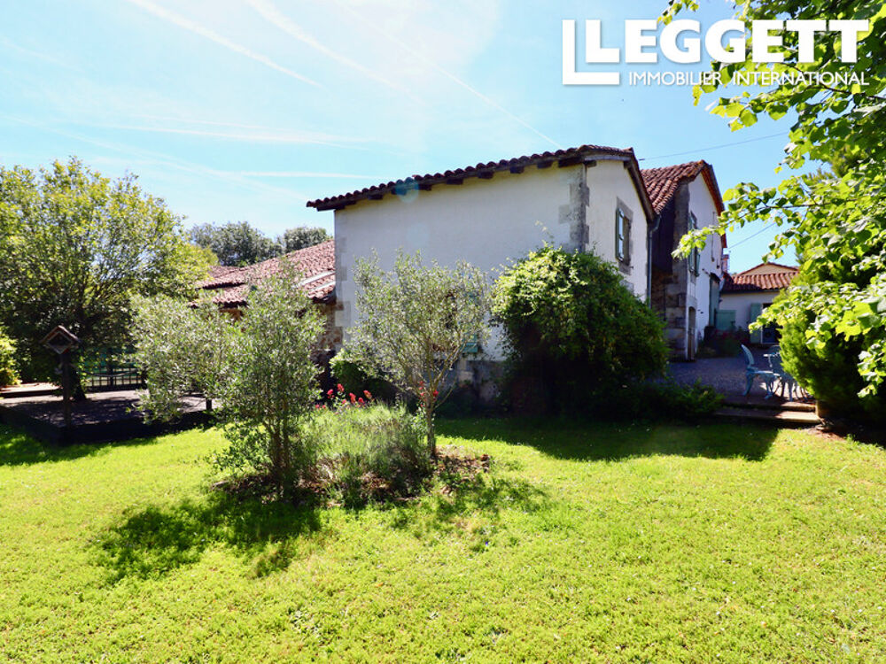 Deux charmantes maisons en pierre; jardin attenant; piscine; rénovation de la grange à terminer.