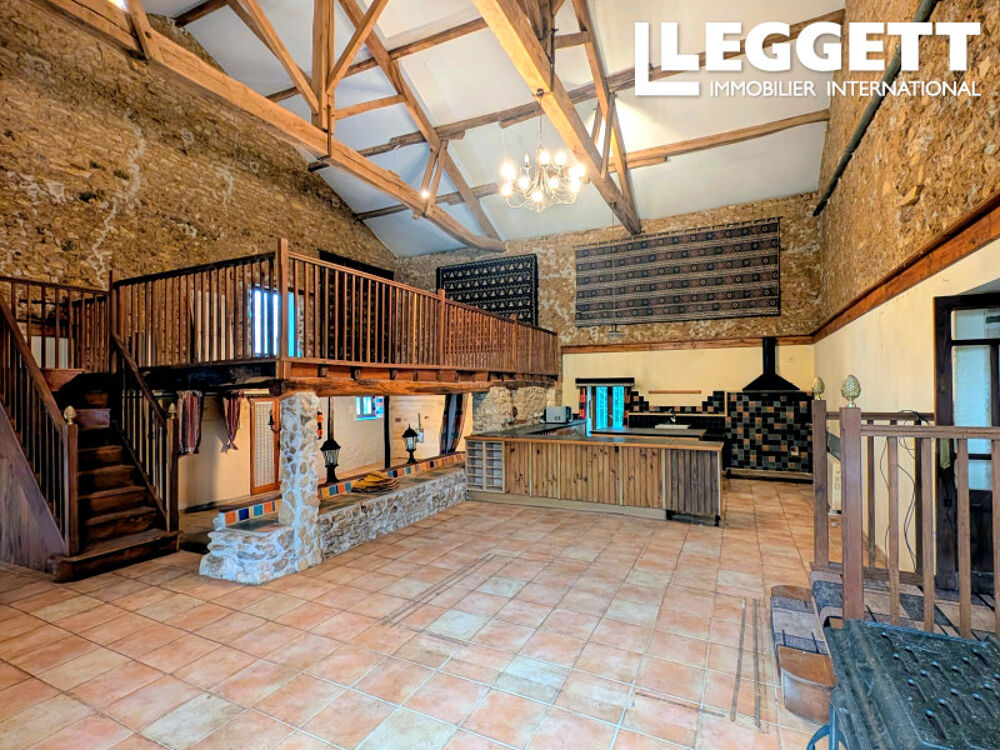 Grande maison individuelle à rafraîchir avec dépendances et beau terrain de 3 519 m²