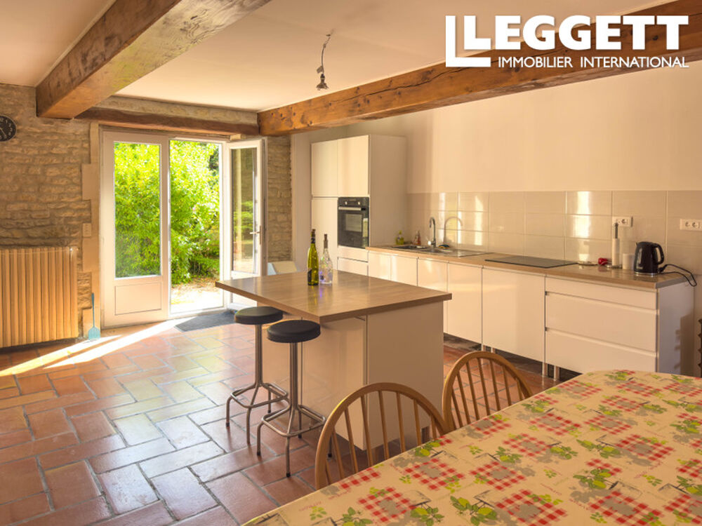Vente Maison Maison en pierre avec piscine chauffée et jardins . 5 chambres, 2 salles de bains .<br />Proche de St Jean D'Angely Aumagne