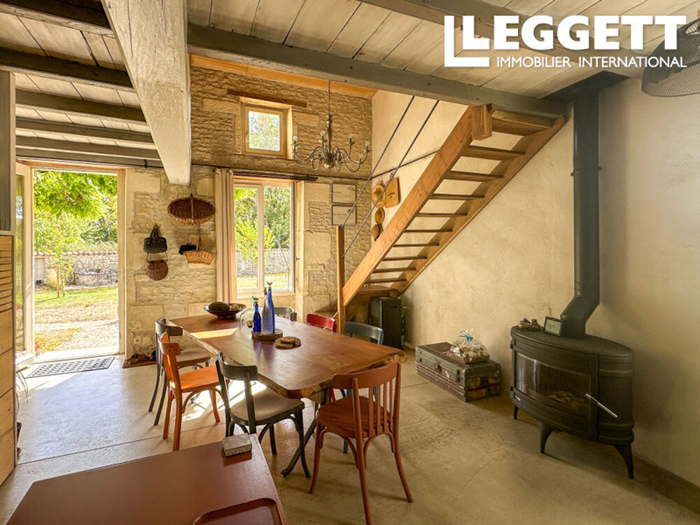Vente Maison Belle longère charentaise rénovée : beaux volumes & charme authentique.<br />3 chambres & 3 SDE.Jardin & dependance Aumagne