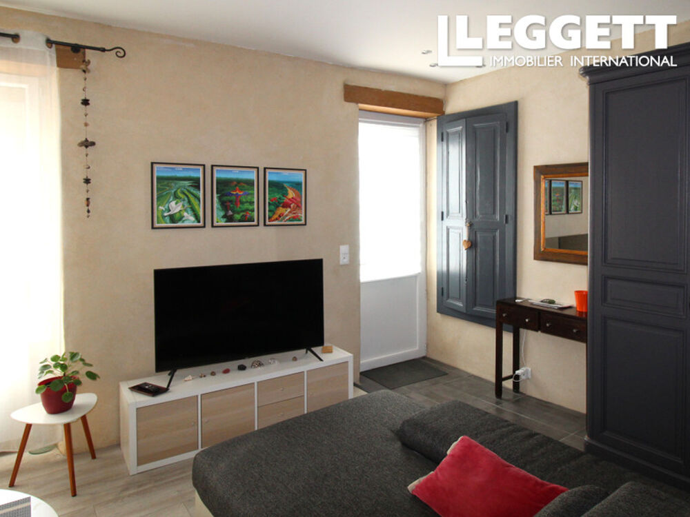 Maison de trois chambres dans le centre de Monrmorillon ; décorée et entretenue avec soin.