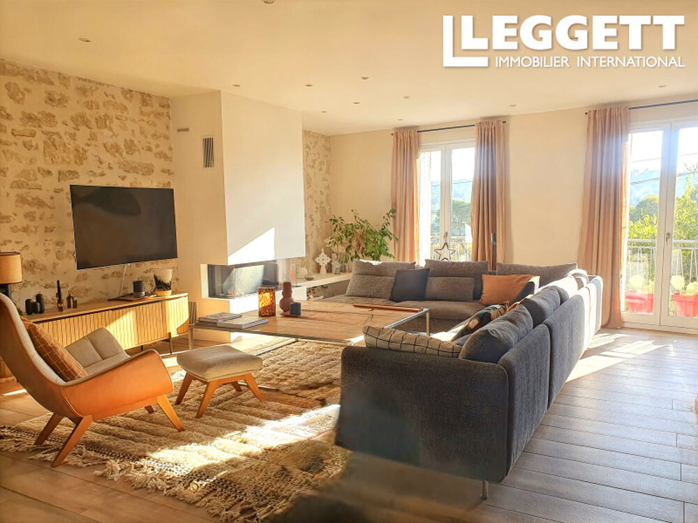 Vente Maison Magnifique maison en centre ville avec piscine, maison d?amis, jardin, garage et vue sur la Vallée de l'Eure. UzÈs