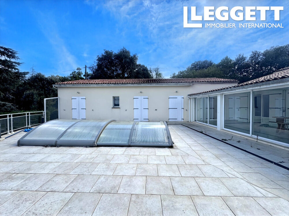 Grande propriété de caractère comprenant deux habitations, l'une avec piscine proche de Cognac.