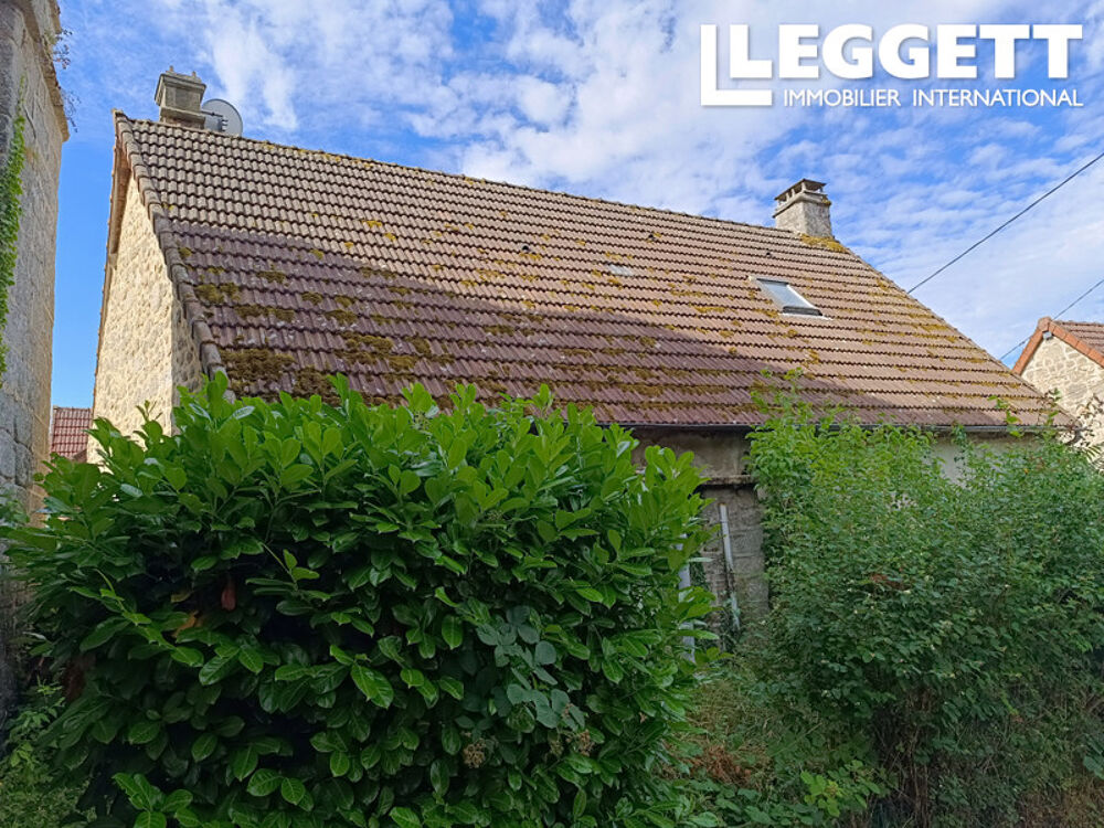 Belle maison de 3 chambres à rénover, jardin et dépendances, dans un village calme à proximité des commoditées