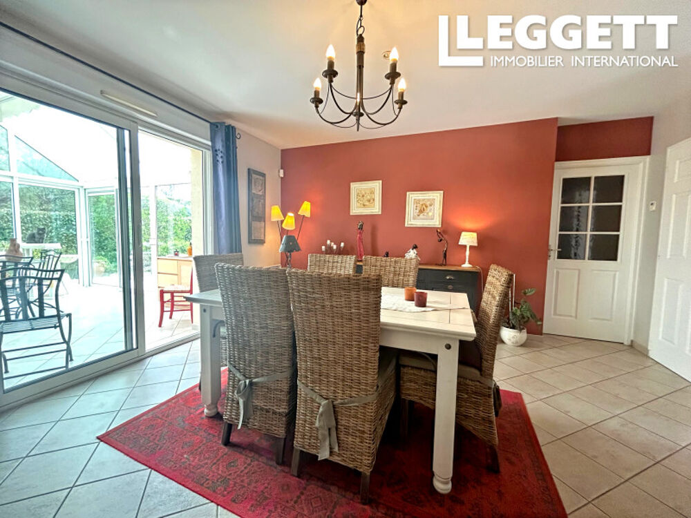 Vente Maison Maison élégante et confortable de 4 chambres, située dans un coin tranquille, avec piscine, véranda et jardin La bazouge-des-alleux