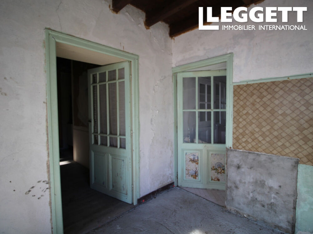 Maison en pierre à rénover avec grandes granges, jardin attenant et parcelle de terrain séparée