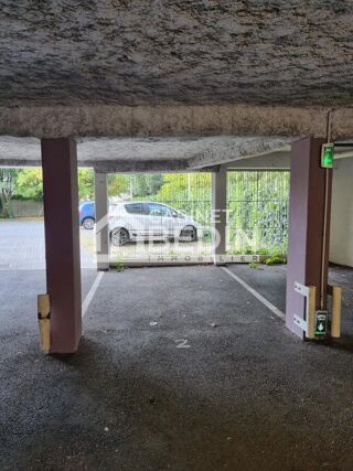  Parking / Garage  louer 8 m Bordeaux