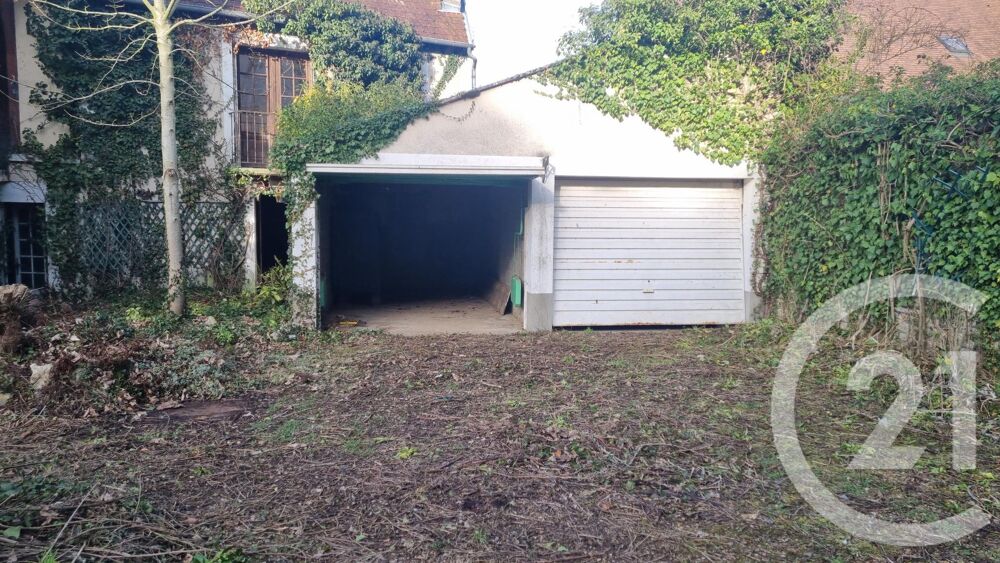 Vaste Immeuble au c½ur de Clamecy, offrant 184m² réparti....