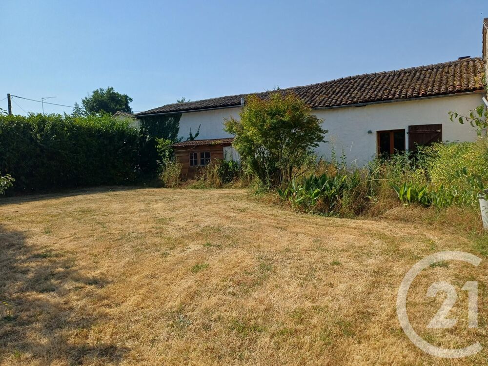 Cette maison de campagne est située entre Sauzé-Vaussais....
