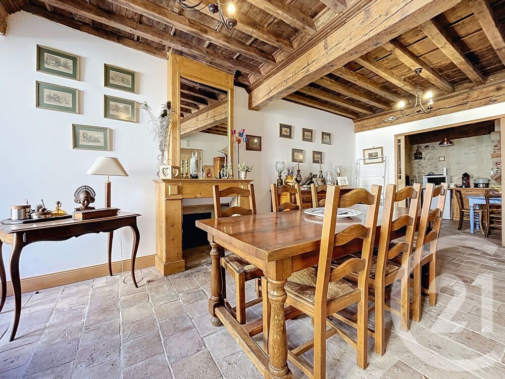 Beaucoup de charme pour cette maison de ville avec garag....