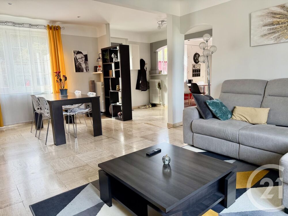 Nichée sur les hauteurs de Labruguière, cette maison de ....