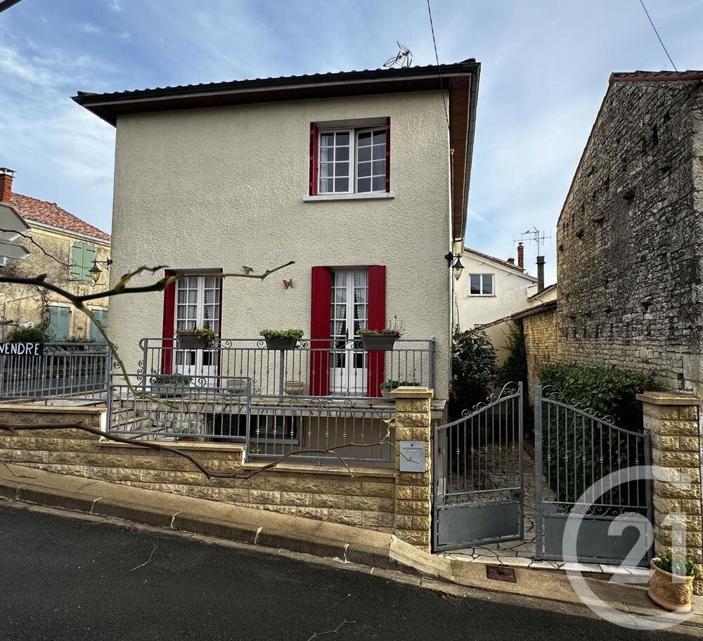 Cette maison est située dans le bourg de Couture d'Argen....