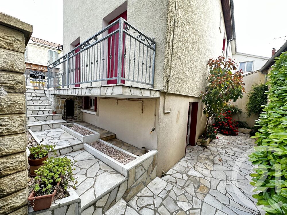 Cette maison est située dans le bourg de Couture d'Argen....