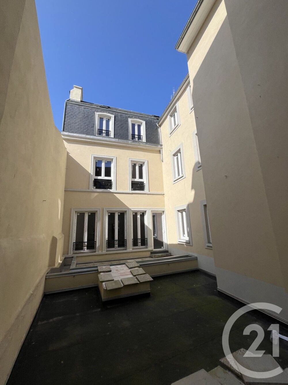 *À vendre : Appartement spacieux avec terrasse privative....