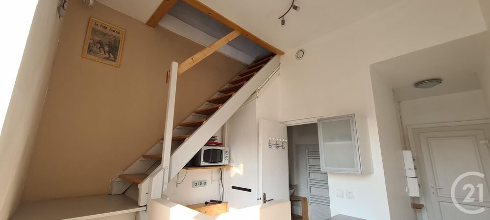 A 200 m de l'ISAT, ce studio, meublé en duplex, comprend....