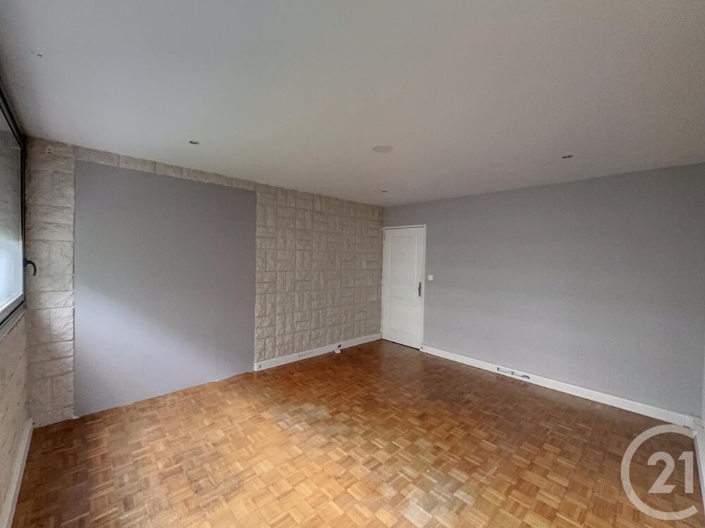 Situé au Blanc Mesnil, cet appartement de deux pièces es....