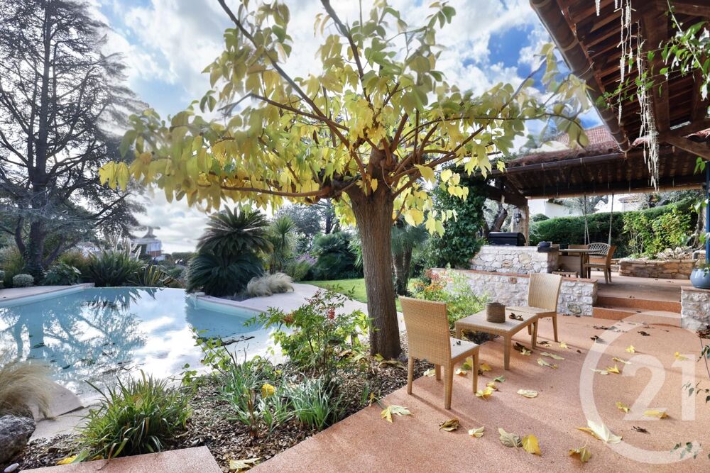 Villefranche-sur-Mer. Villa de Charme Provençale avec Pi....
