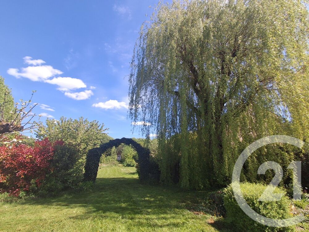 Nichée au c½ur de Clamecy, cette maison de 201m² offre u....
