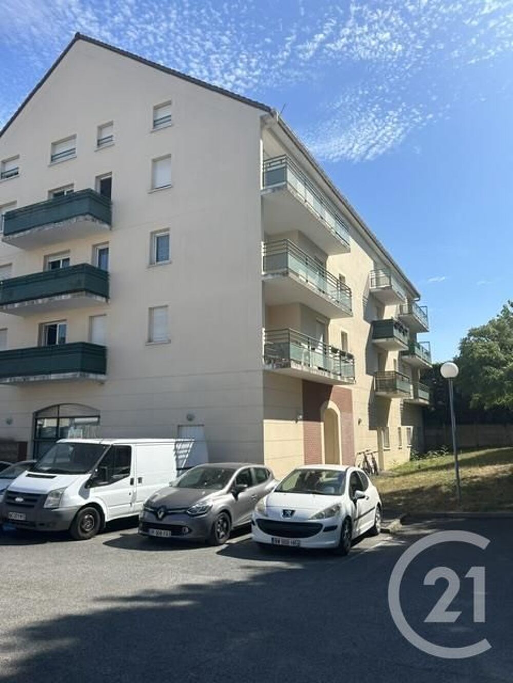 Proche toutes commodités. Au 3éme étage, Beau deux pièce....