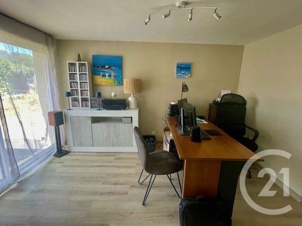 Nichée à seulement 12minutes de Vannes, cette maison réc....
