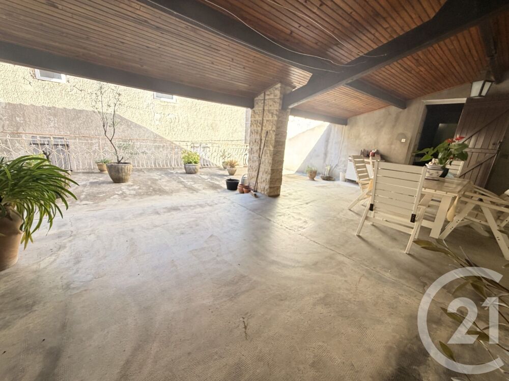 Beaucoup de potentiel pour cet ensemble immobilier. ....