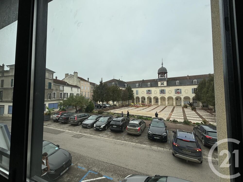 Face à la mairie de Bar sur Aube, Plateau à aménager de ....
