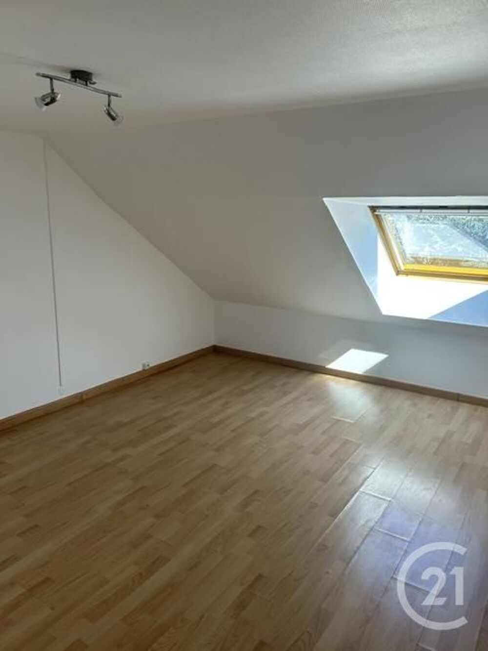 Proche toutes commodités. Au 3éme étage, Beau deux pièce....