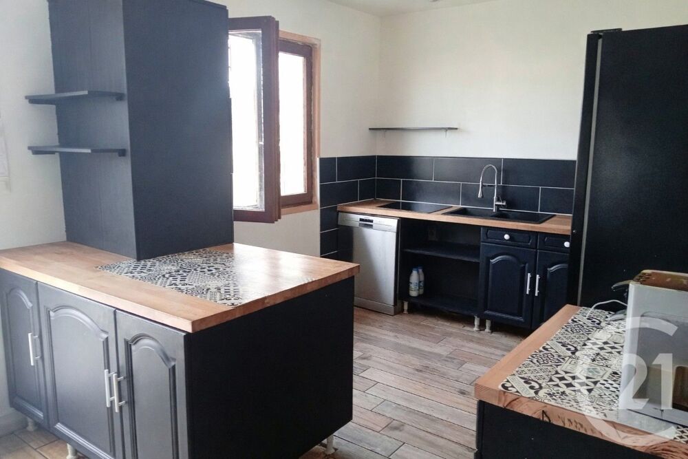 Découvrez cette charmante maison sur 3 niveaux, offrant ....