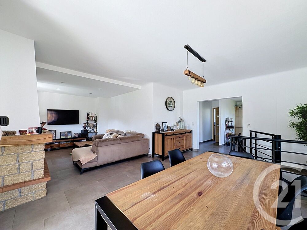 Rare Villa individuelle rénovée récemment avec fort pote....