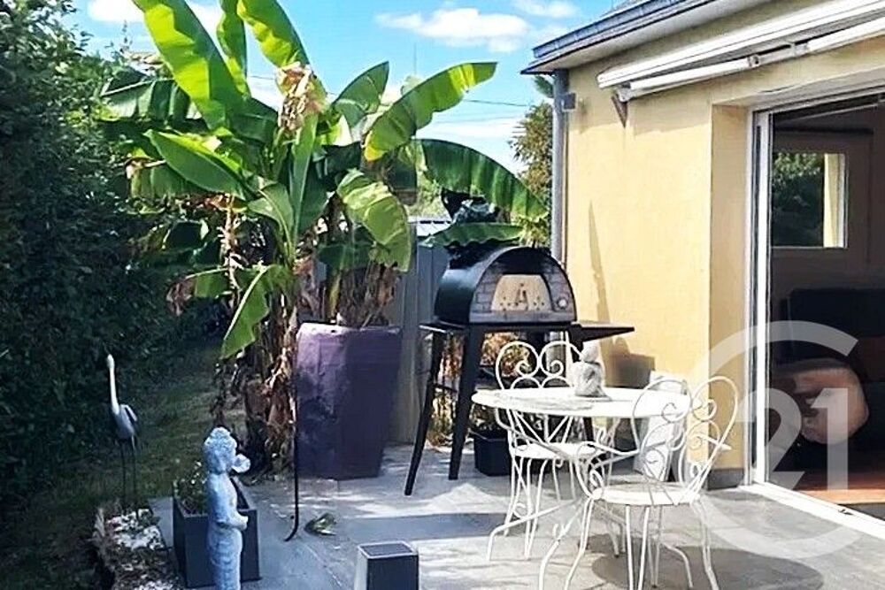 Nichée à seulement 12minutes de Vannes, cette maison réc....