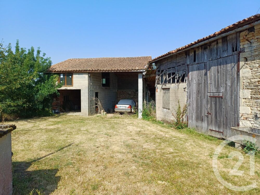 Cet ensemble immobilier, situé dans un village, entre Le....