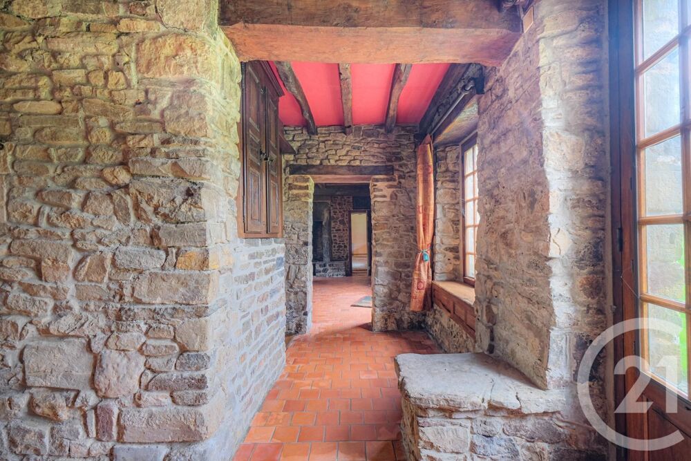 Nichée sur un charmant terrain de plus de 2400 m², cette....