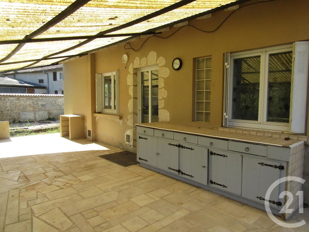 Située entre Villefagnan et Chef-Boutonne, cette maison ....
