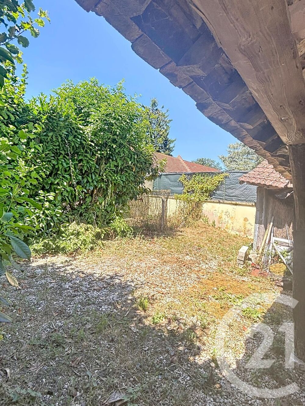 Découvrez cette maison située dans le bourg de BEY à qu....