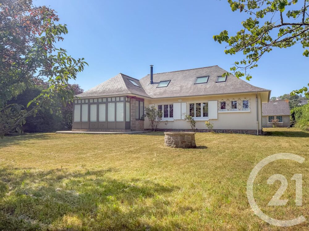Nichée à Carteret, cette maison entièrement rénovée vous....