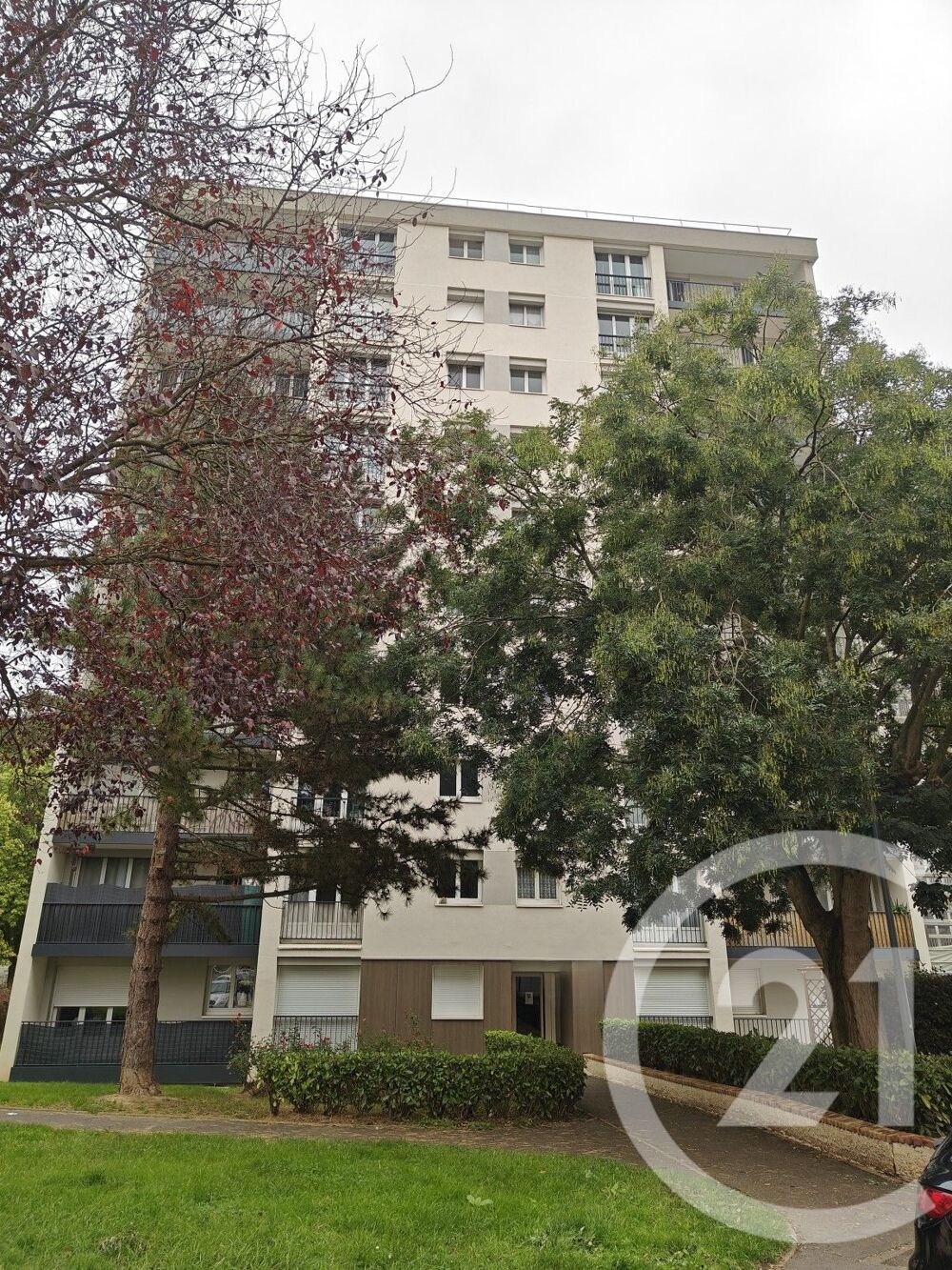 Situé au 8ème étage d'un immeuble équipé d'un ascenseur,....