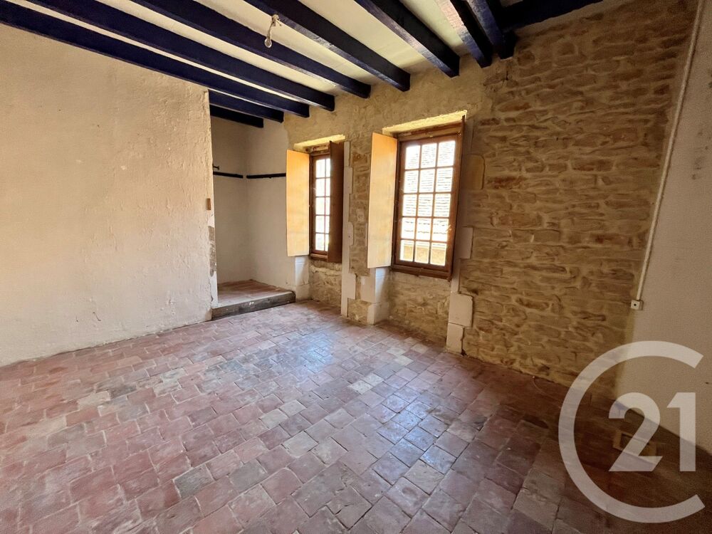 En plein c½ur d'ENTRAINS SUR NOHAIN, avec petits commerc....