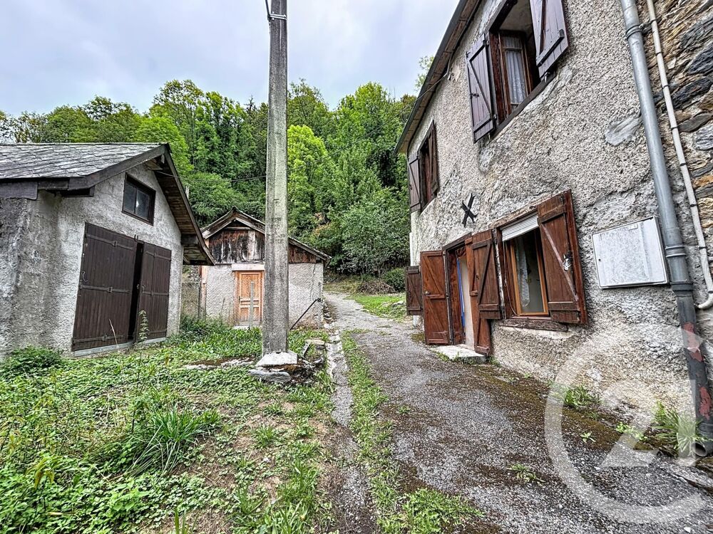 Dans le village de Sentein, à proximité des montagnes et....