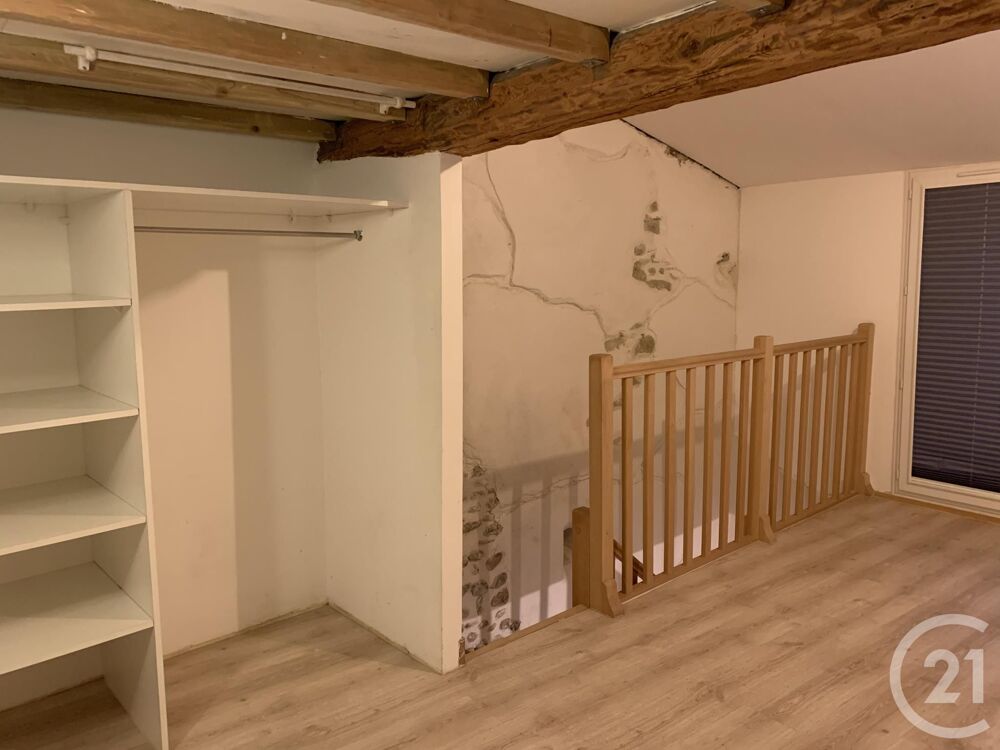 Disponible de suite, cet appartement duplex très propre ....