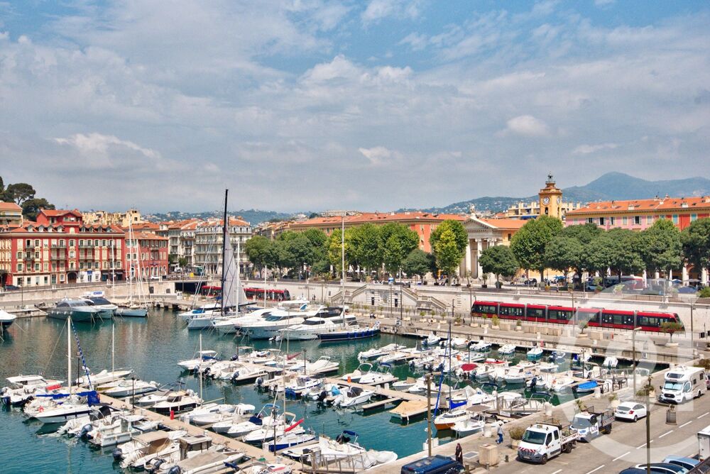 Bien d'exception sur le port de Nice. Situé dans un très....