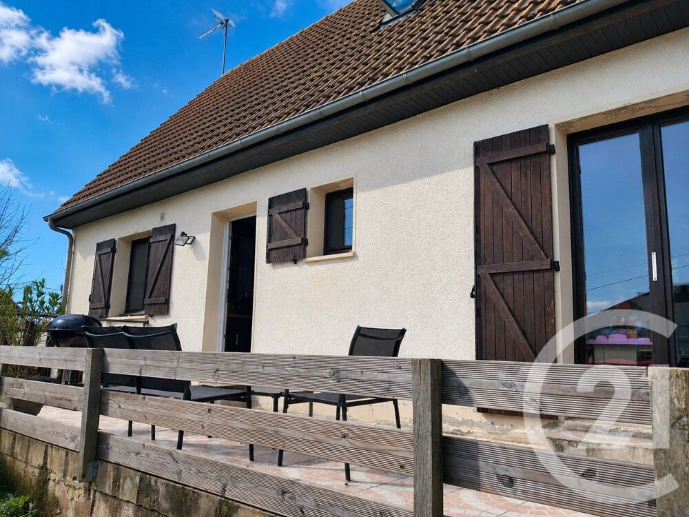 Découvrez cette charmante maison sur 3 niveaux, offrant ....