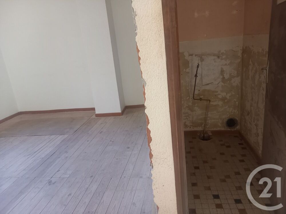 Maison de village avec balcon et garage à rénover dans l....