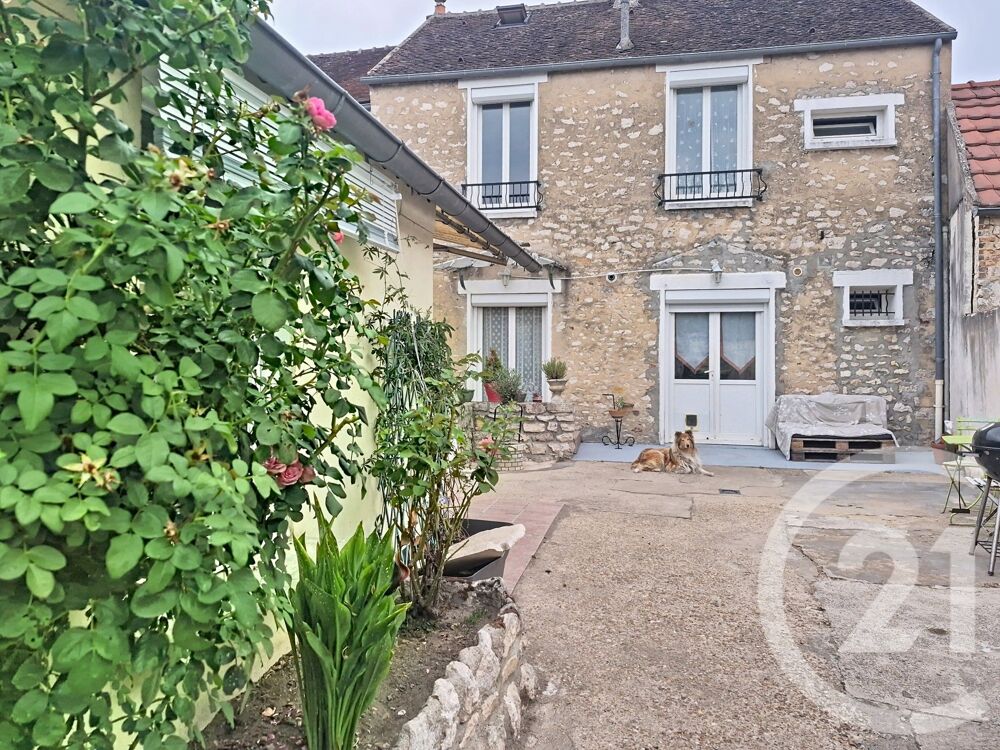 Nichée au c½ur du centre de Dordives, cette maison de ci....