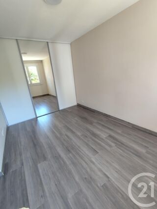  Appartement à louer 4 pièces 74 m²