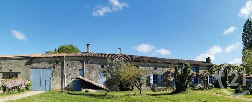 Cette maison ancienne en pierre se situe sur la commune ....