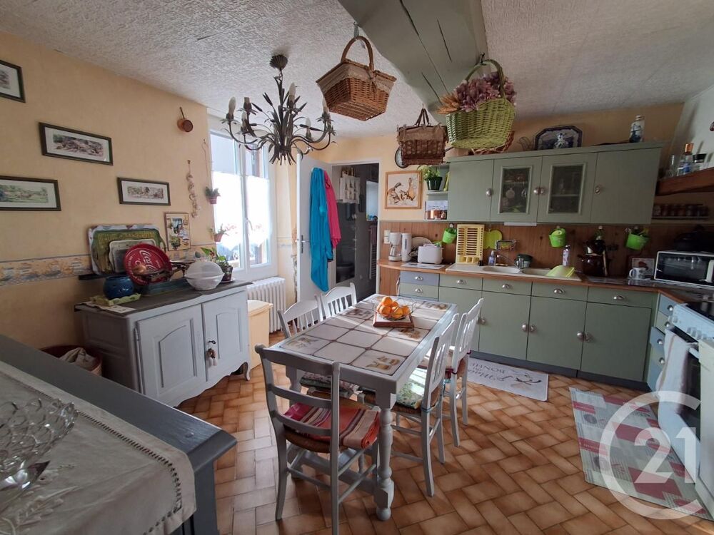 Nichée au c½ur du village de Saintpuits, cette maison de....